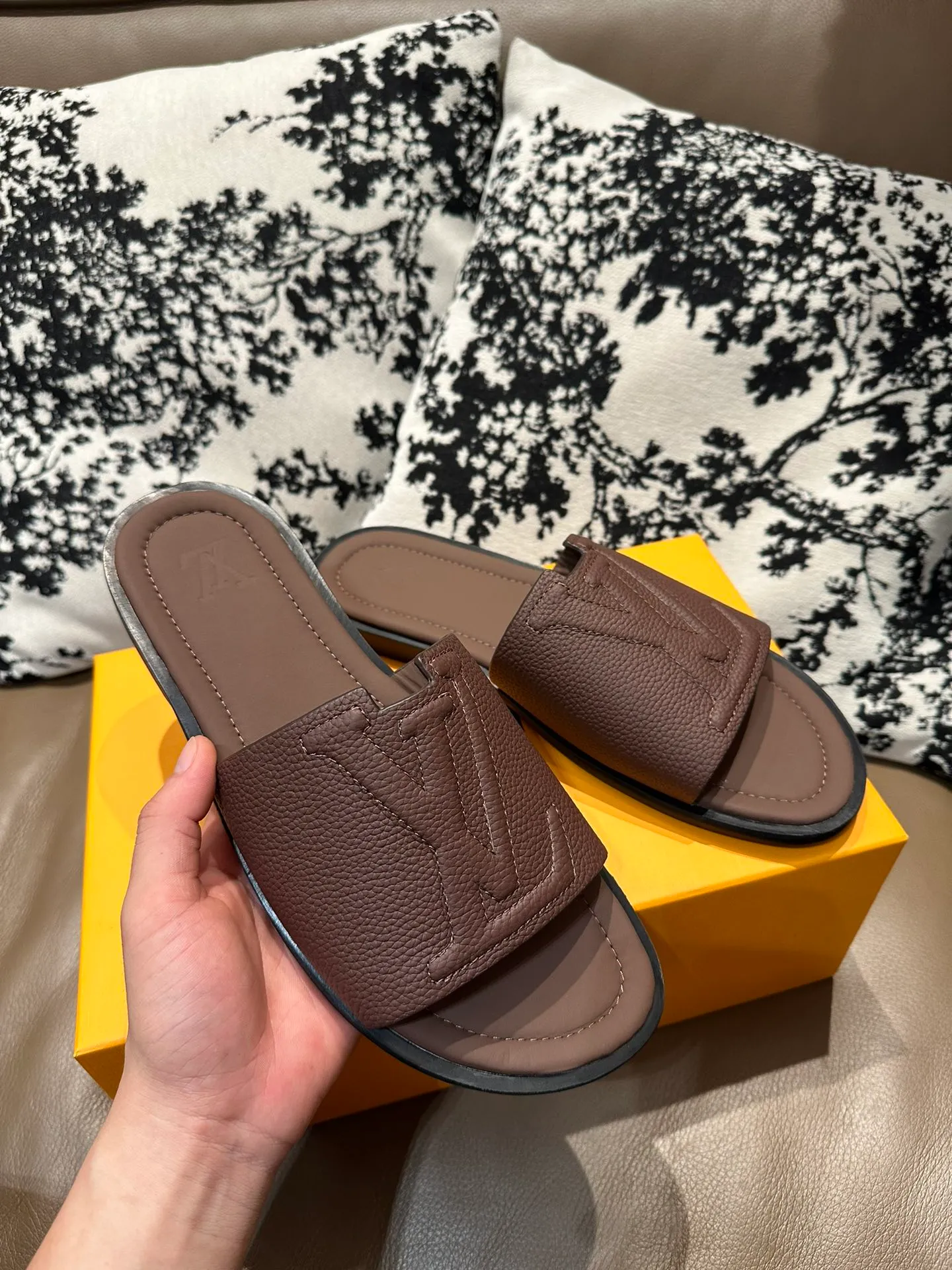 Men's shoes💰360💰 New LV slippers hot sale🩴 Full cowhide surface, cowhide lining, cowhide feet, size 36-46